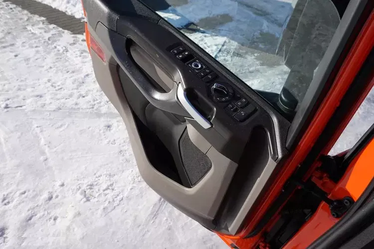 Scania / P 370 / E 6 / CHŁODNIA + WINDA / 18 PALET / RETARDER / OŚ SKRĘTNA zdjęcie 39