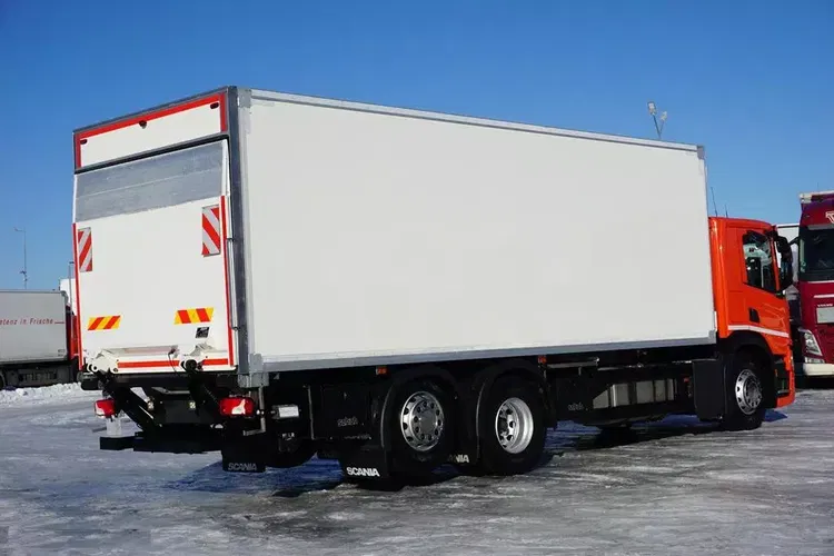 Scania / P 370 / E 6 / CHŁODNIA + WINDA / 18 PALET / RETARDER / OŚ SKRĘTNA zdjęcie 5