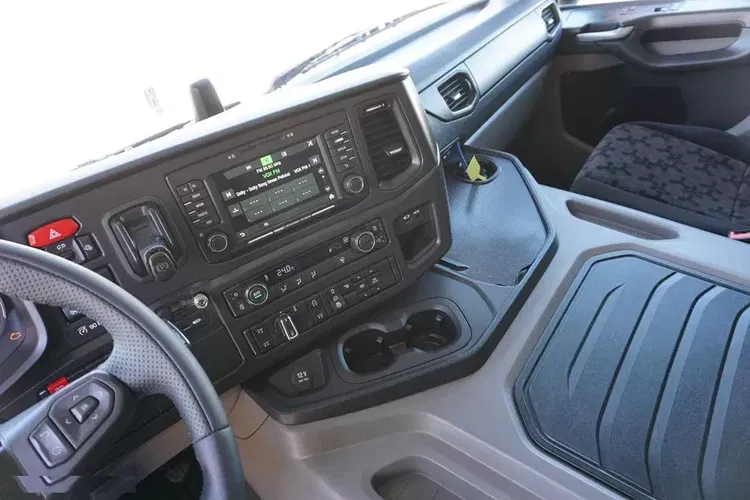 Scania / P 370 / E 6 / CHŁODNIA + WINDA / 18 PALET / RETARDER / OŚ SKRĘTNA zdjęcie 9