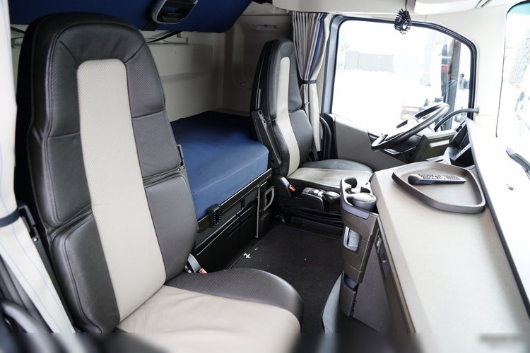 Volvo FH 500 / PEŁNY ADR / XXL / BOGATE WYPOSAŻENIE / PO ZŁOTYM KONTRAKCIE / zdjęcie 36