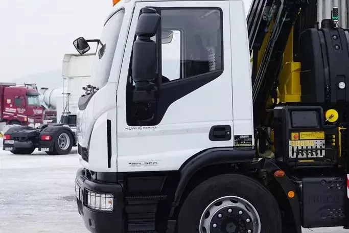 Iveco EUROCARGO / 180-250 / SKRZYNIOWY + HDS / HYVA HC - 153 / ROTATOR / PILOT zdjęcie 31