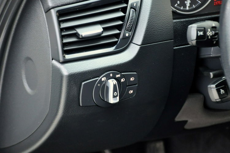 BMW X1 2.0d(143KM) Lift Bi-Xenon Ringi Navi Klimatronik Skóry Reling Alu18" zdjęcie 36