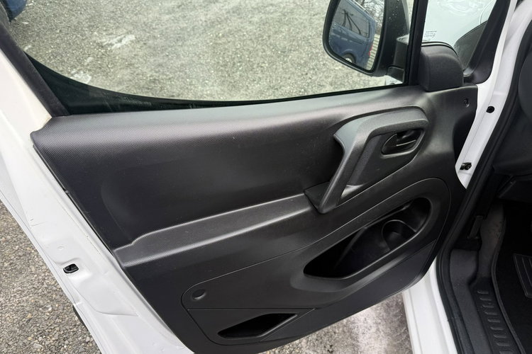 Citroen Berlingo KLIMATYZACJA. 3-OSOBOWY. NAVIGACJA. ZABUDOWA zdjęcie 10
