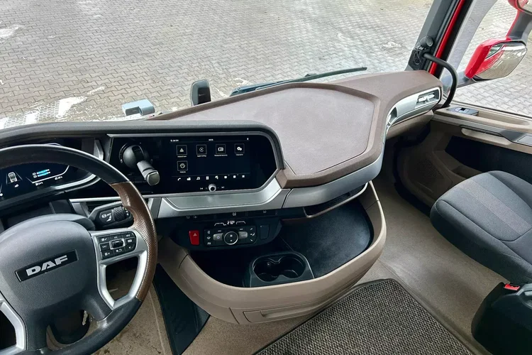 DAF XG+ 530 / ZF INTARDER / KLIMA POST. / FULL LED / WENTYLOWANY FOTEL zdjęcie 33