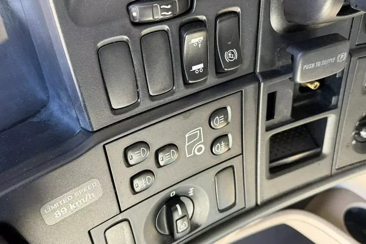 Scania R580 V8 E6 4x2 Standard Crown Edition Bogato Wyposażona zdjęcie 8