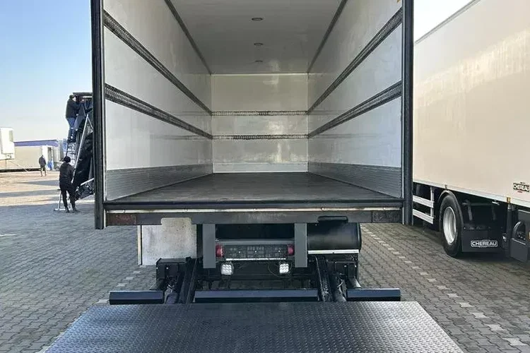 Volvo FM / 460 / E 6 / IZOTERMA + WINDA / 22 PALETY / DŁ 9.1 M / ŁAD. 14 345 KG zdjęcie 10