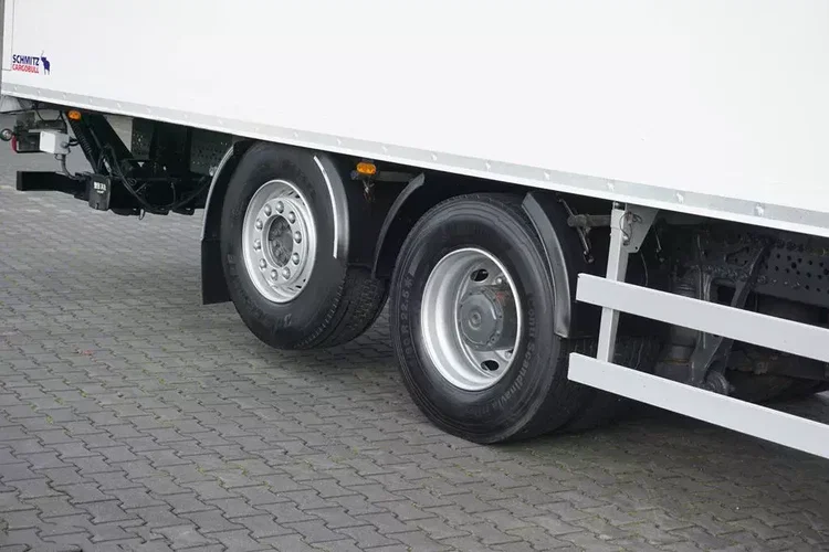 Mercedes ANTOS / 2535 / EURO 6 / CHŁODNIA + WINDA / 23 PALETY / OŚ SKRĘTNA zdjęcie 18