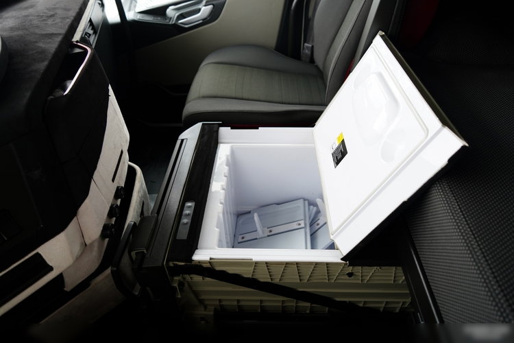 Volvo FH 500 / SOLÓWKA / 6X2 / KLIMA POSTOJOWA  / WINDA DHOLLANDIA / OŚ PODNOSZONA / SKRĘTNA / MOCNA PODŁOGA zdjęcie 36