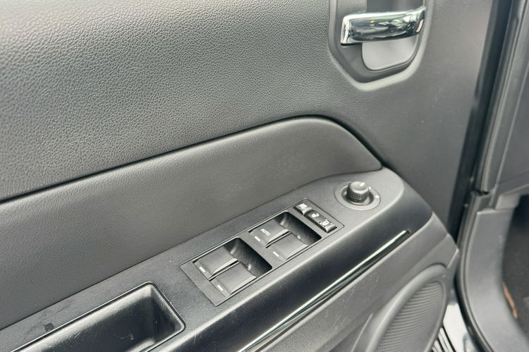 Jeep Compass 2.0 benz 156KM Wersja 70TH Skóry Podgrz fotele Szyberdach Duże radio zdjęcie 12