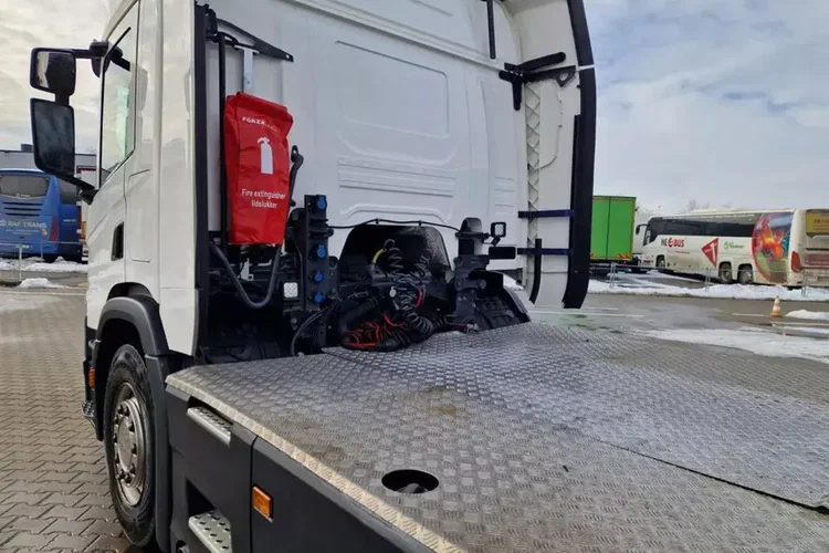 Scania P410A4X2NB Przód Na Poduszce zdjęcie 6
