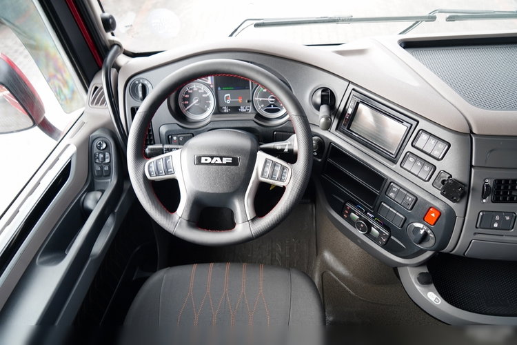 DAF XF 530 / HYDRAULIKA / KLIMA POSTOJOWA / SUPER SPACE CAB / CAŁA NA PODUSZKACH / TV / ALUFELGI zdjęcie 31