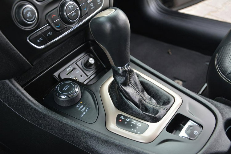 Jeep Cherokee Skóry Navi Wentylacja Kamera Asystent Pasa Xenon Ledy Radar zdjęcie 32