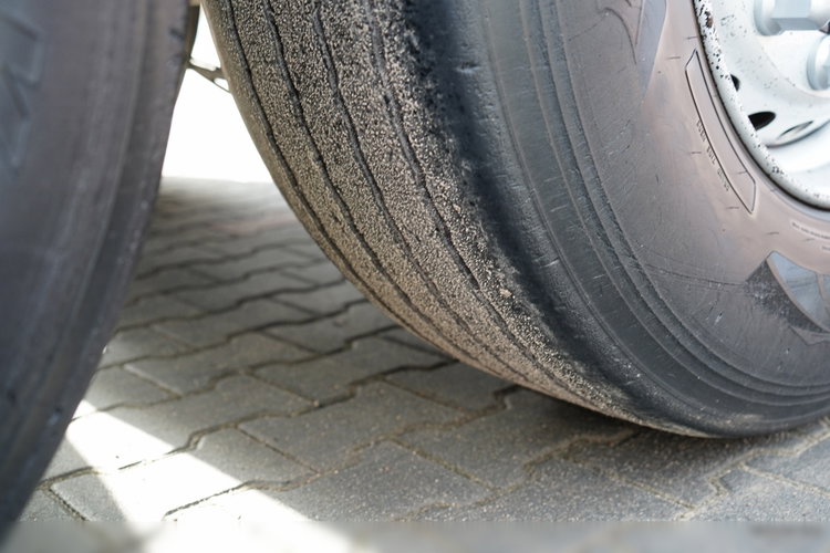 BENALU WYWROTKA / 27 m3 / ALUMINIOWA / OŚ PODNOSZONA / WAGA: 5 100 KG /  ELEKTRYCZNA PLANDEKA  zdjęcie 17