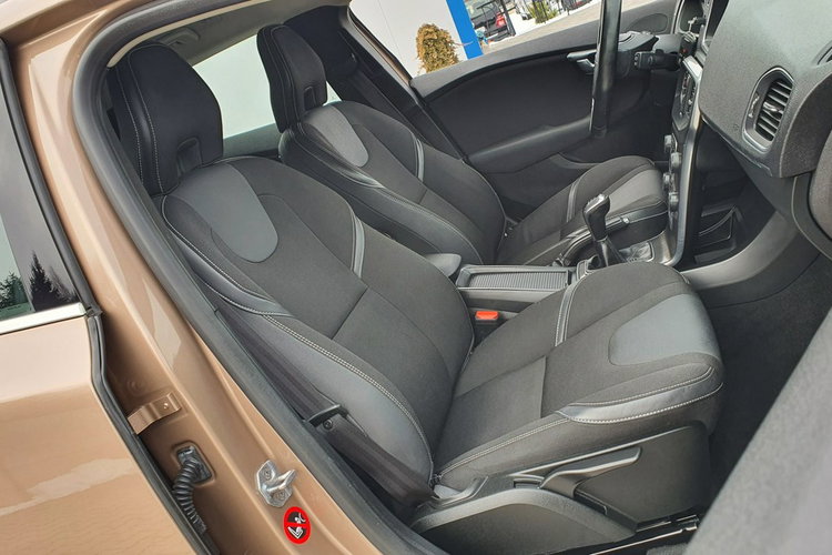 Volvo V40 2.0 D2 120KM # Momentum # NAVI # Półskóra # Piękny Kolor # Serwis ASO zdjęcie 7