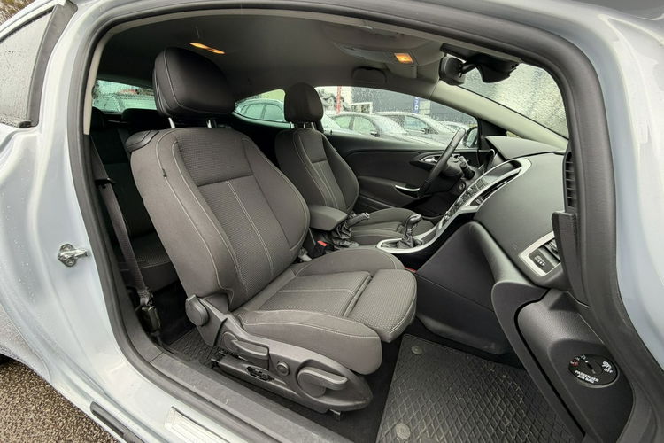 Opel Astra GTC, PDC 2x, Podgrz. fotele, Ele szyby, Ele lusterka, 2 kpl. kół zdjęcie 24
