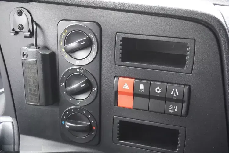 Mercedes Atego 1318 E6 4x2 / Chłodnia Cazaux 17 EPAL / Multitemperatura / Thermoking T-1000R zdjęcie 18