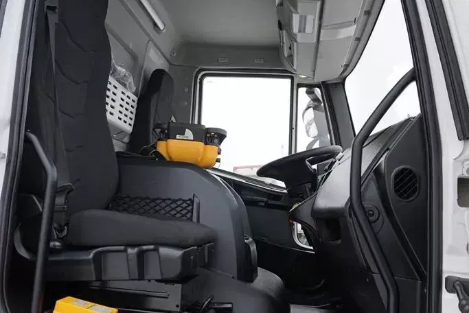 Iveco EUROCARGO / 180-250 / SKRZYNIOWY + HDS / HYVA HC - 153 / ROTATOR / PILOT zdjęcie 8