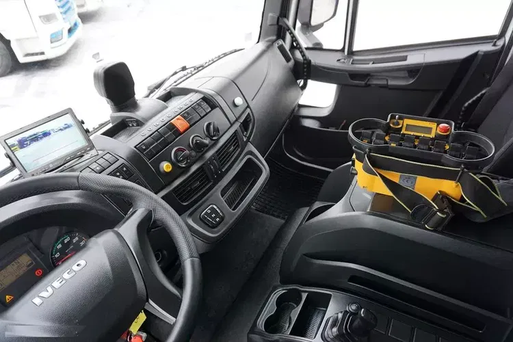 Iveco EUROCARGO / 180-250 / SKRZYNIOWY + HDS / HYVA HC - 153 / ROTATOR / PILOT zdjęcie 9