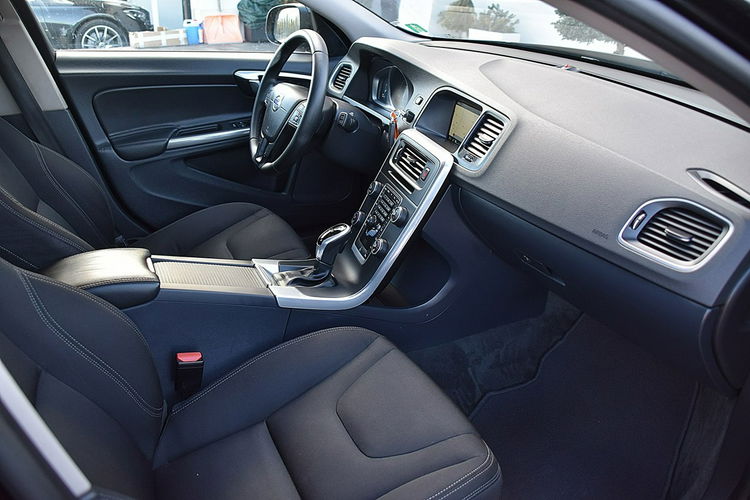 Volvo V60 2.0D3 150KM Navi Alu Led Podg. Fotele Gwarancja zdjęcie 12