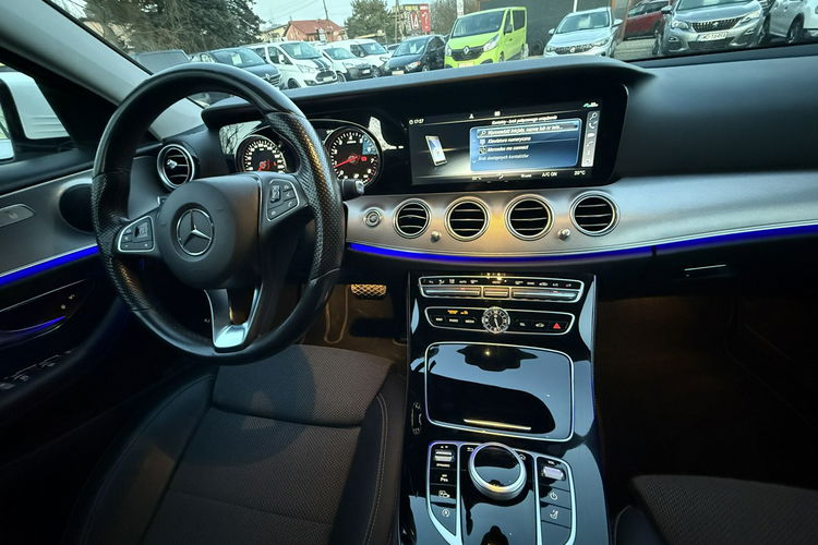 Mercedes E 200 Full-Led. Automat. Niski przebieg. zdjęcie 16