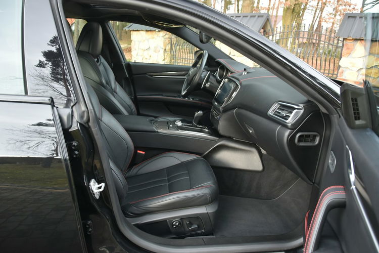 Maserati Ghibli Nerissimo edition 3.0V6 350KM 2017r. lift BEZWYPADKOWY idealny zdjęcie 11