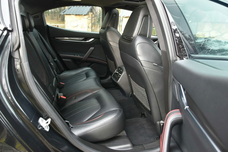 Maserati Ghibli Nerissimo edition 3.0V6 350KM 2017r. lift BEZWYPADKOWY idealny zdjęcie 12