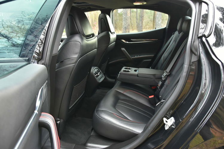 Maserati Ghibli Nerissimo edition 3.0V6 350KM 2017r. lift BEZWYPADKOWY idealny zdjęcie 13