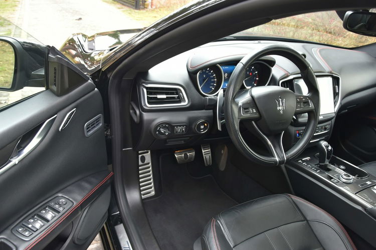 Maserati Ghibli Nerissimo edition 3.0V6 350KM 2017r. lift BEZWYPADKOWY idealny zdjęcie 14