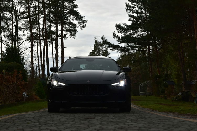 Maserati Ghibli Nerissimo edition 3.0V6 350KM 2017r. lift BEZWYPADKOWY idealny zdjęcie 18