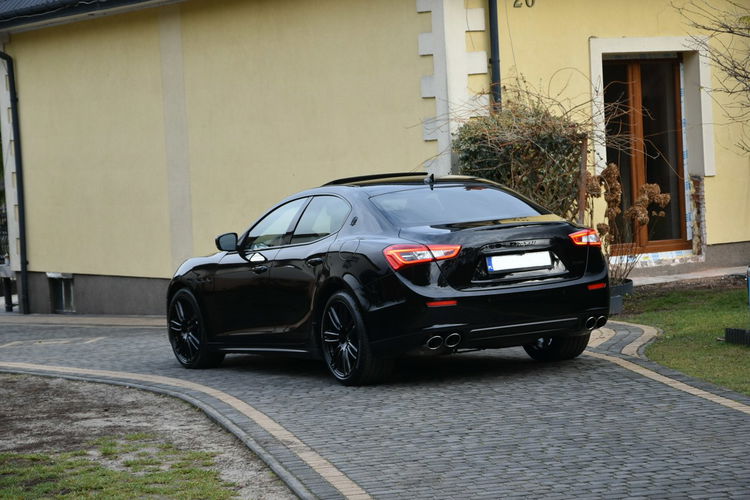 Maserati Ghibli Nerissimo edition 3.0V6 350KM 2017r. lift BEZWYPADKOWY idealny zdjęcie 21