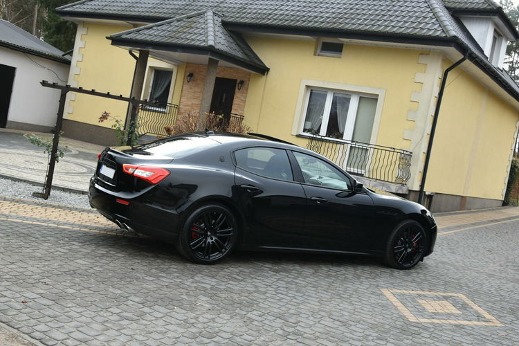 Maserati Ghibli Nerissimo edition 3.0V6 350KM 2017r. lift BEZWYPADKOWY idealny zdjęcie 23