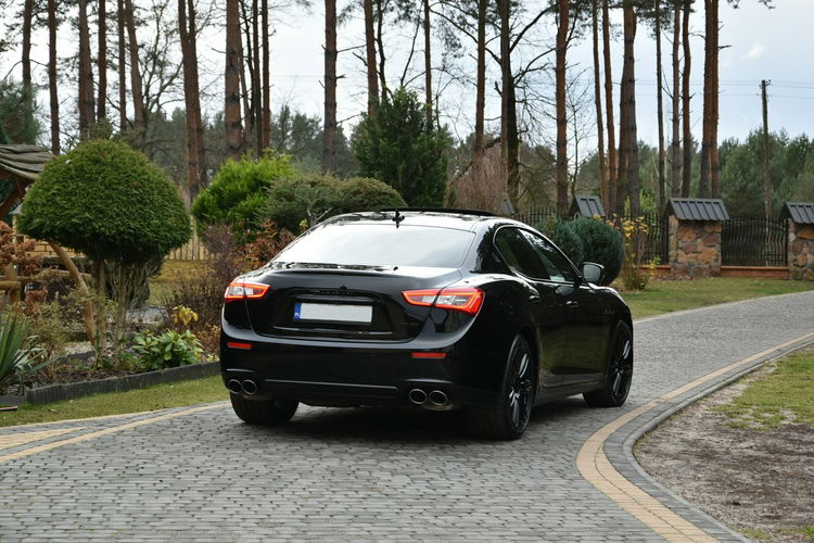 Maserati Ghibli Nerissimo edition 3.0V6 350KM 2017r. lift BEZWYPADKOWY idealny zdjęcie 24