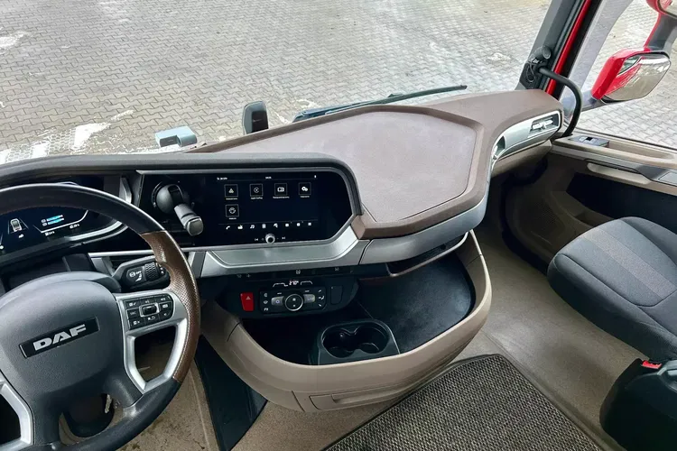 DAF XG+ 530 / ZF INTARDER / KLIMA POST. / FULL LED / WENTYLOWANY FOTEL zdjęcie 32