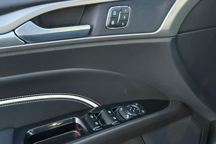 Ford Mondeo Vignale 2.0 benzyna 241 KM Europa zdjęcie 23