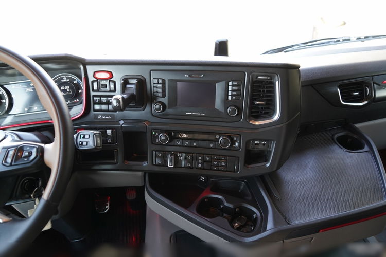 Scania R 650 / V8 / 6x4 / HYDRAULIKA /  DMC: 100.000 KG / KLIMA POSTOJOWA / 3 OSIOWY CIĄGNIK SIODŁOWY / OPONY 100%  zdjęcie 36