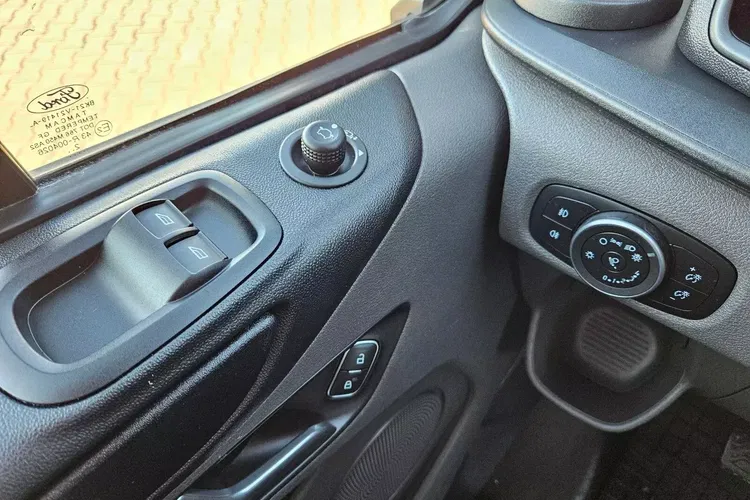 Ford transit-custom L2H1 99999zł NETTO Brygadówka 6 osób 2.0TdCi/131KM zdjęcie 20