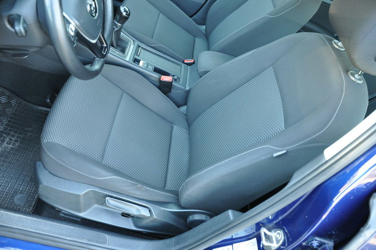 Volkswagen Golf 1.0B 85KM Manual 5-G SalonPL 1wł AppConnect Ledy CzujnikiPark zdjęcie 10