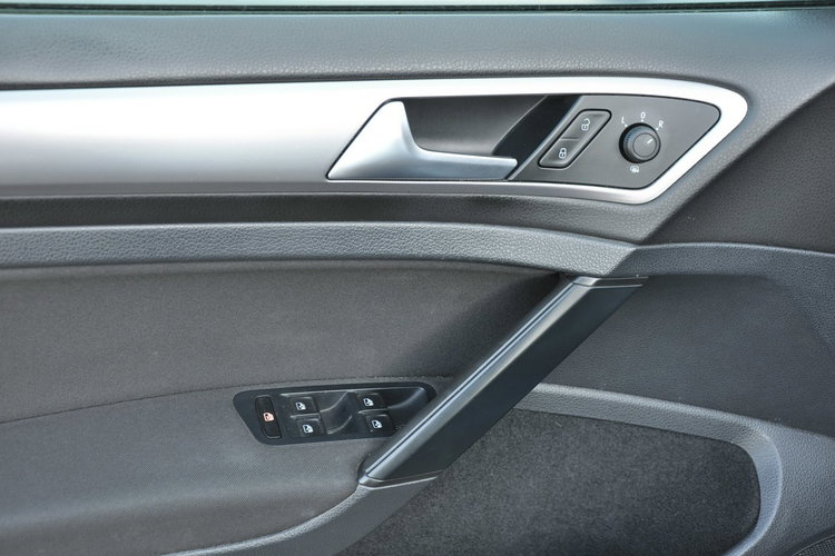 Volkswagen Golf 1.0B 85KM Manual 5-G SalonPL 1wł AppConnect Ledy CzujnikiPark zdjęcie 11