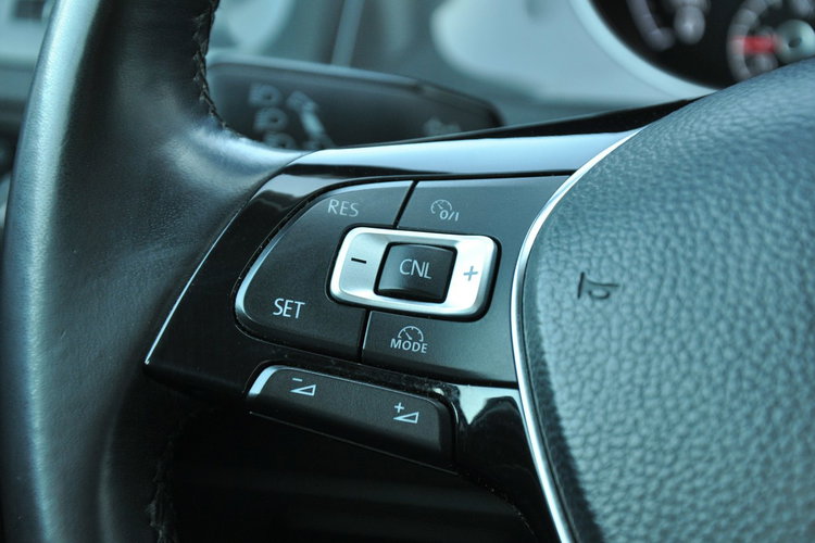 Volkswagen Golf 1.0B 85KM Manual 5-G SalonPL 1wł AppConnect Ledy CzujnikiPark zdjęcie 13