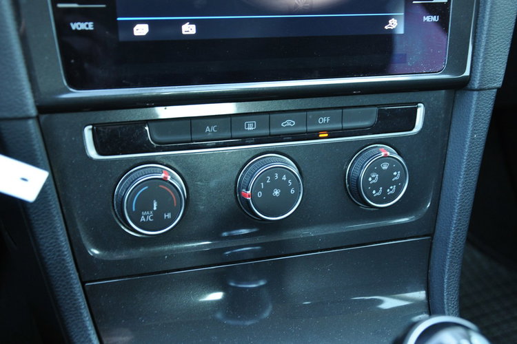 Volkswagen Golf 1.0B 85KM Manual 5-G SalonPL 1wł AppConnect Ledy CzujnikiPark zdjęcie 18