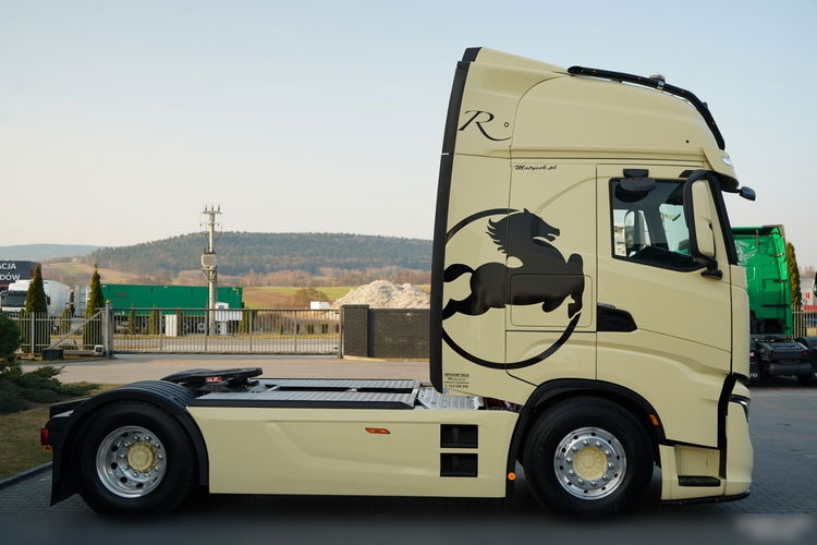 Iveco S-WAY / 570 / RETARDER / KLIMATYZACJA POSTOJOWA / CAŁA NA PODUSZKACH / OPONY 100% / ALUFELGI / SKÓRY / zdjęcie 9