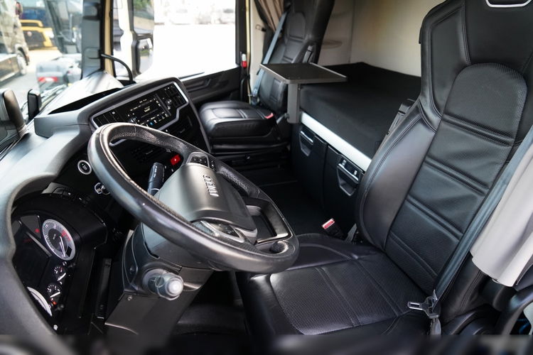 Iveco S-WAY / 570 / RETARDER / KLIMATYZACJA POSTOJOWA / CAŁA NA PODUSZKACH / OPONY 100% / ALUFELGI / SKÓRY / zdjęcie 25