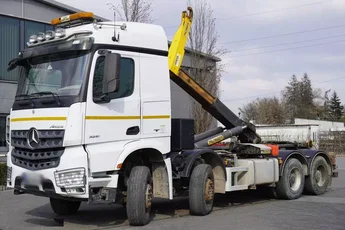 Mercedes Arocs 3251 8x4 / Hakowiec Palfinger T26 / Kabina sypialna / 2 osie skrętne