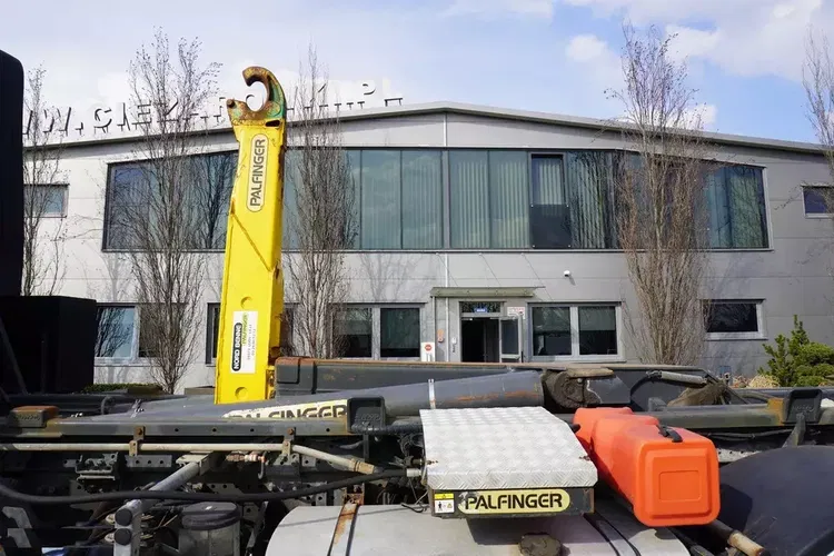 Mercedes Arocs 3251 8x4 / Hakowiec Palfinger T26 / Kabina sypialna / 2 osie skrętne zdjęcie 10