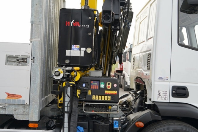 Iveco 180E25 / 4X2 / SKRZYNIOWY 7, 5m + HDS HYVA HB150X MAX UDŹWIG 5 200KG / STEROWNIE RADIOWE  / ROTATOR / AUTOMAT  zdjęcie 23