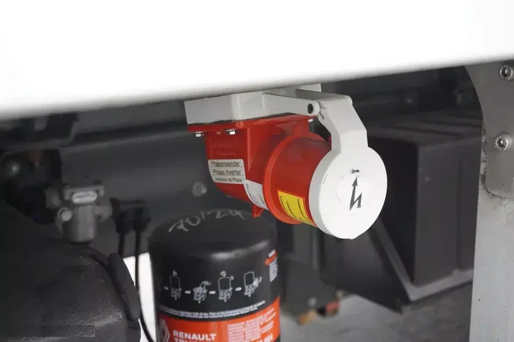 Renault D210 12T / Chłodnia Bitemperatura / 10 sztuk zdjęcie 9