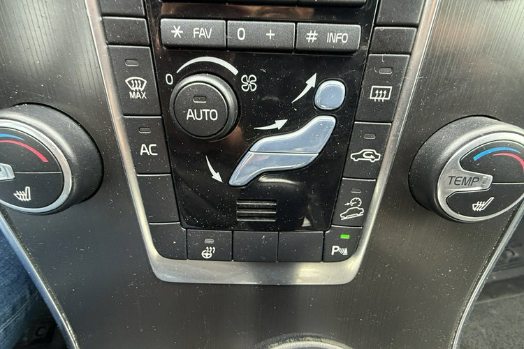 Volvo XC 60 2.0d4 automat 4x4 AWD summum skóry ledy Webasto full serwis 1.r.gwaran zdjęcie 24