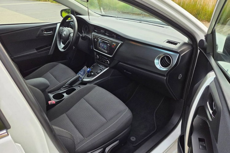 Toyota Auris 1.8 Benzyna Hybryda 136km Automat Biała Perła zdjęcie 17