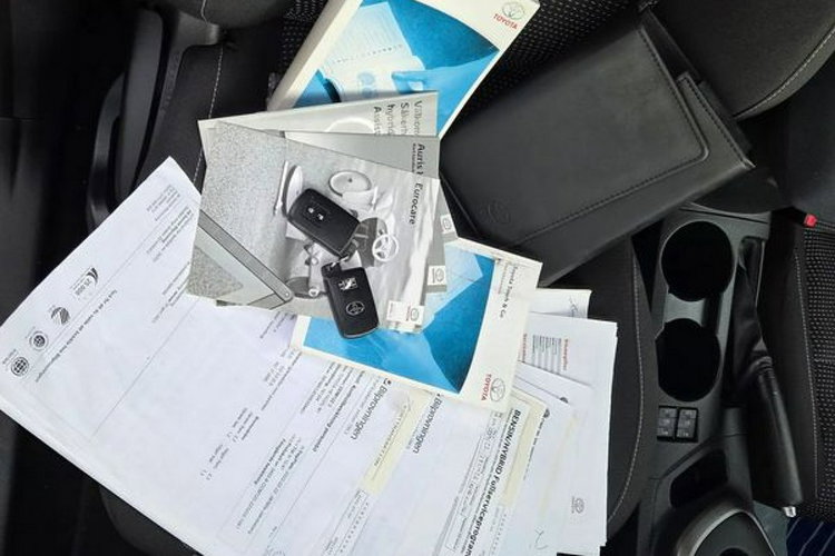 Toyota Auris 1.8 Benzyna Hybryda 136km Automat Biała Perła zdjęcie 25