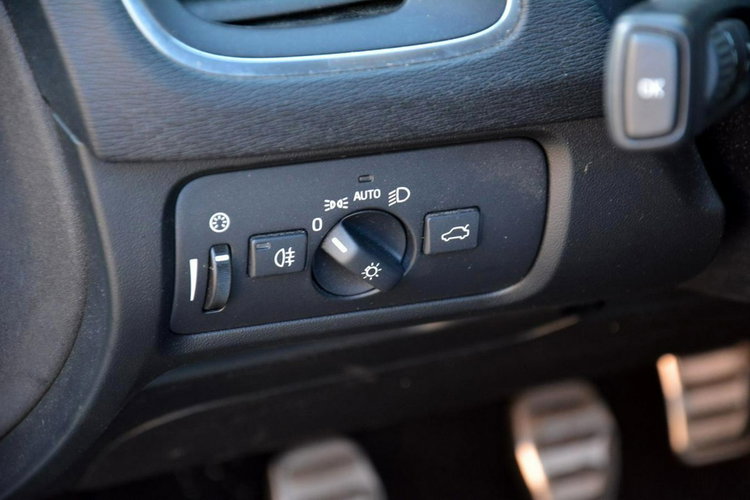 Volvo V40 R-Design Skóry Xenon LED Navi Virtual Zegary Klimatronic Alu 18" ASO zdjęcie 33